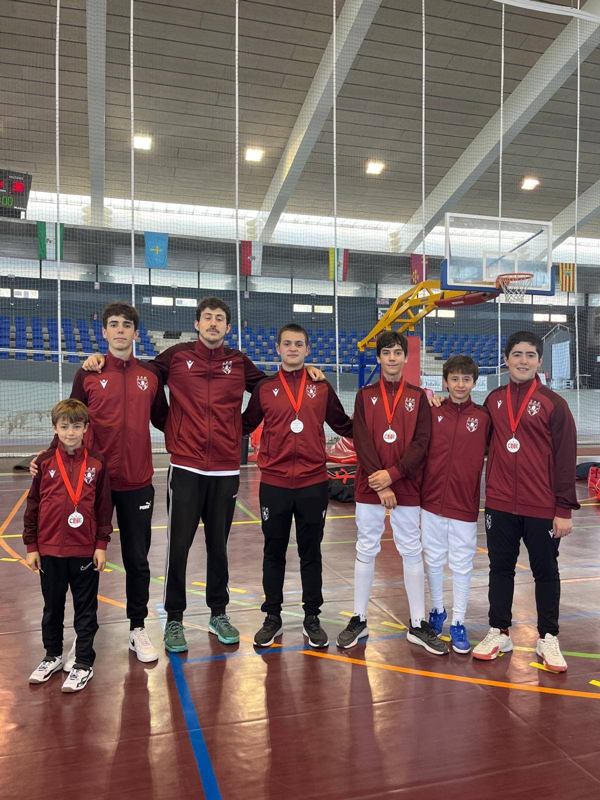 Esgrimistas del club con medallas tras una competición