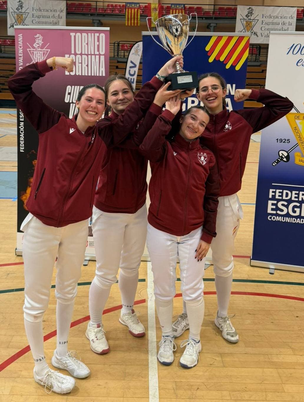 Equipo femenino del club celebrando una victoria con la copa