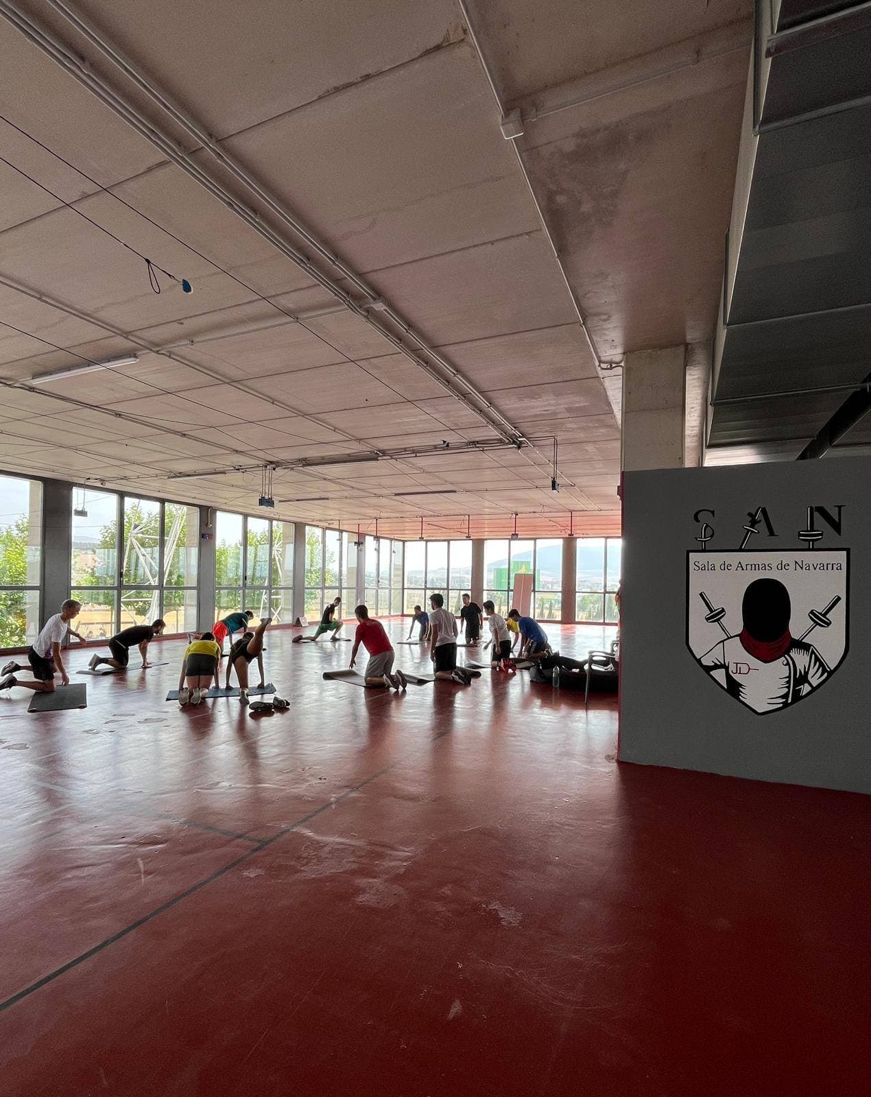 Entrenamiento en la sala con el logo del club al fondo
