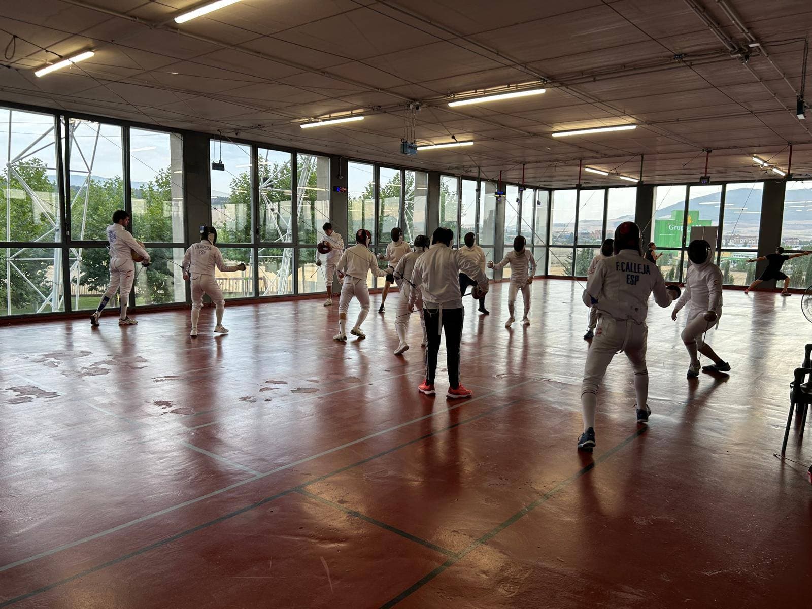 Esgrimistas en plena clase en la sala de la SDRG Tajonar